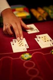 Antarmuka aplikasi moskov menampilkan permainan slot dan menu navigasi utama